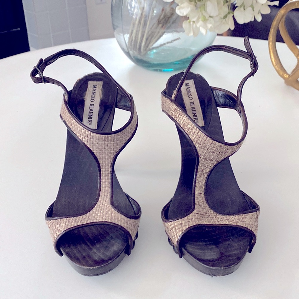 Manolo Blahnik wood heel. Perfect for fall, spring and summer. Goes w/everything